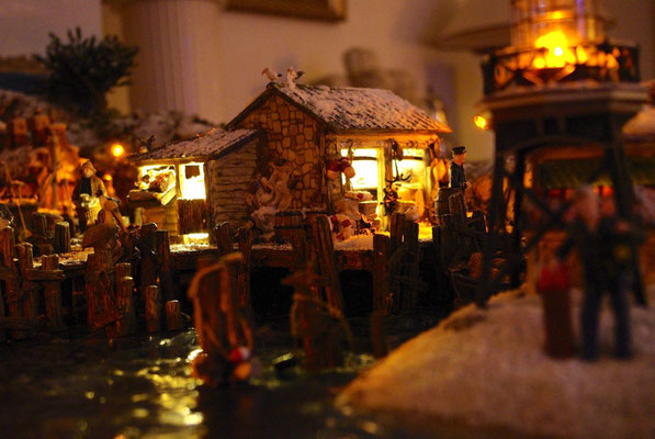 Village Noël/Christmas Village 2013, la nuit: Vieux dock dans la pénombre