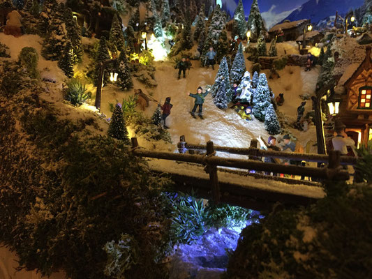 Village de Noël/Christmas Village 2014 de nuit: Pistes et pont