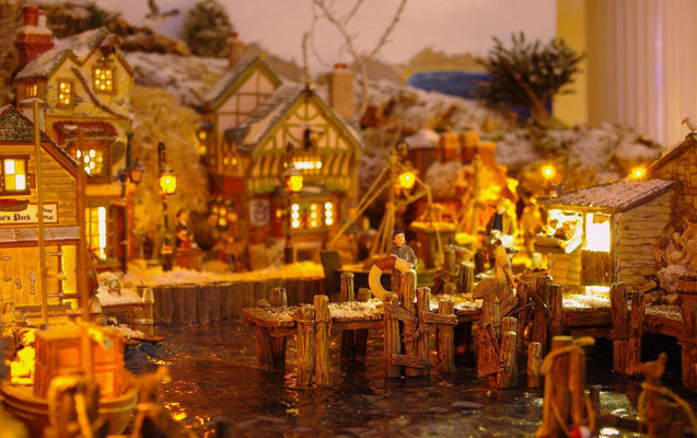 Village Noël/Christmas Village 2013, la nuit: Moussaillon et pélicans