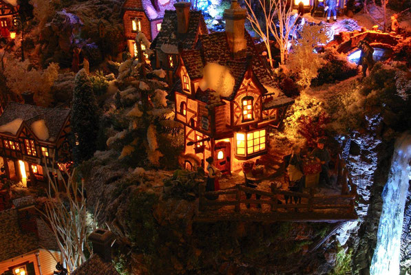 Village Noël/Christmas Village 2013, la nuit: L'auberge du haut de la falaise