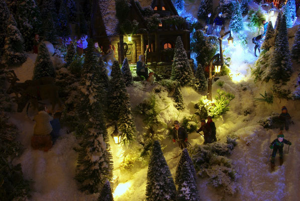 Village de Noël/Christmas Village 2014 de nuit: Glissage familiale dans les lumières