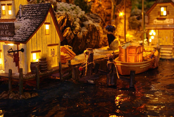 Village Noël/Christmas Village 2013, la nuit: Bateau à quai