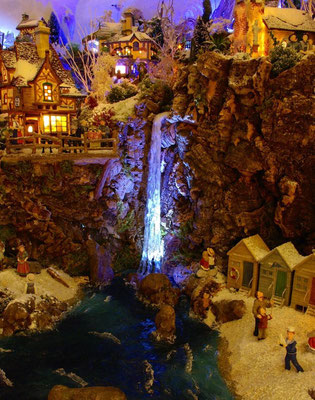 Village Noël/Christmas Village 2013, la nuit: Cascade dans la mer