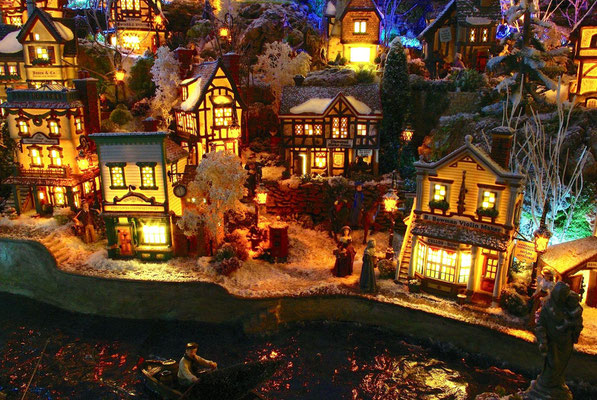 Village Noël/Christmas Village 2013, la nuit: Les quais le soir