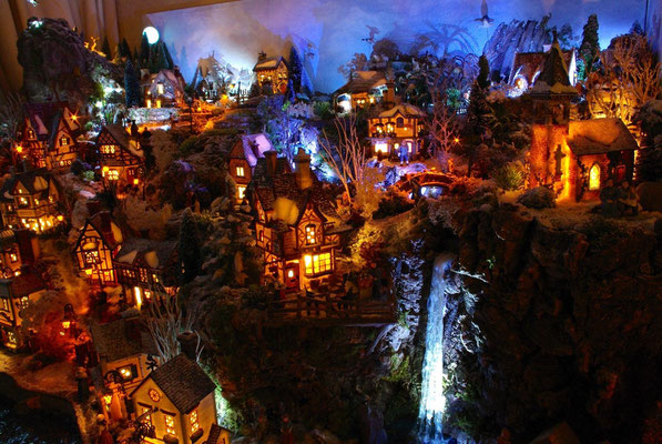 Village Noël/Christmas Village 2013, la nuit: En haut de la falaise , la nuit tombée