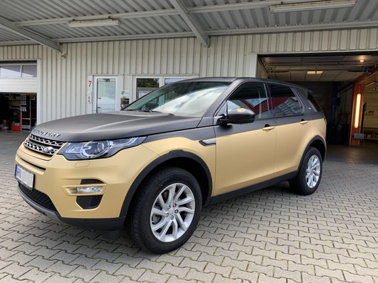 vollfolierung-land-rover-discovery-schwarz-gold-matt