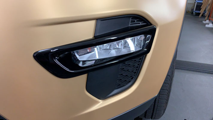 vollfolierung-land-rover-discovery-schwarz-gold-matt