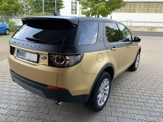 vollfolierung-land-rover-discovery-schwarz-gold-matt