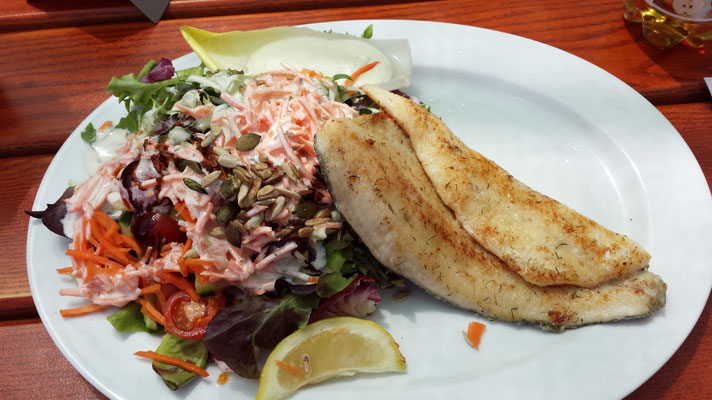 Lecker frischer Fisch essen, im Imbiss der Fischerei Riebel. Man sitzt draußen an Tischen und bestellt & bezahlt an der Theke. Ein absoluter Geheimtipp. ..seit Jahren. Wir essen meistens Riebel Spezial, 2 verschiedene Fischfilets mit Beilagensalat...