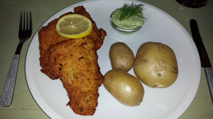 Lecker frischer Backfisch mit Kartoffeln...im Restaurant auf dem Campingplatz