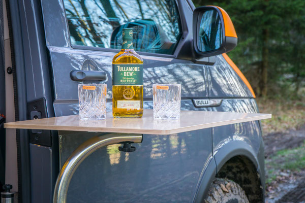 VanBUS Schwenktisch als Theke für draußen