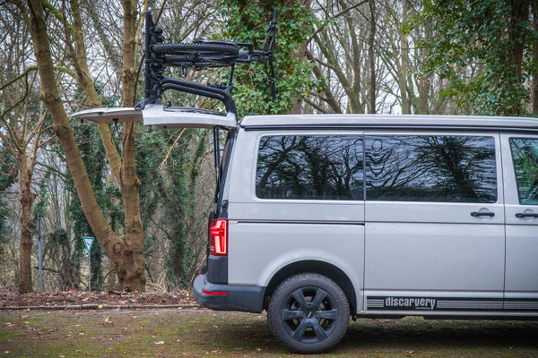 Öffnung der Heckklappe des T6 bei montiertem Fahrradträger und aufgeladenem Fahrrad