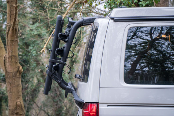 Schwarzer Fahrradträger zusammengeklappt