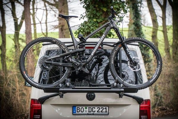 Schwarzer Fahrradträger: max. Gewicht pro Fahrrad 30 kg (E-Bike tauglich!)