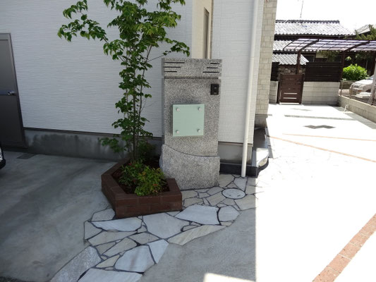 石製門柱とシンボルツリー