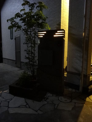 すかし部分から光が漏れて間接照明に
