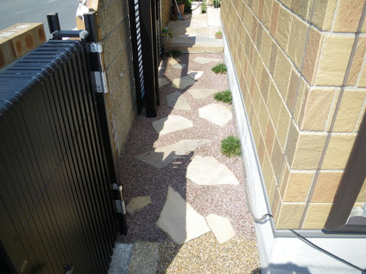 玄関までの通路　板石と樹脂仕上げ