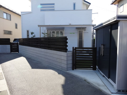 裏のブロック積みと木製フェンス