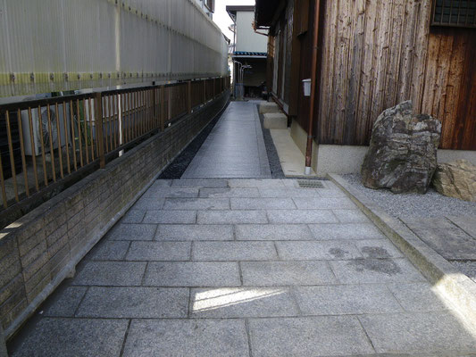 玄関前石張り