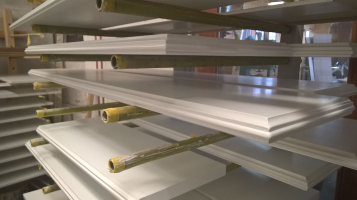 weisse Fensterbretter im Trockenregal