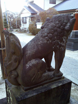 本庄神社の狛犬【阿形】横の写真（拝殿側から撮影）