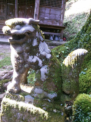 後鳥羽神社の狛犬【阿形】横の写真