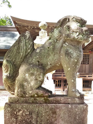 與止日女神社の狛犬【吽形】横の写真