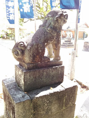 與止日女神社の狛犬【阿形】横の写真（拝殿側から撮影）