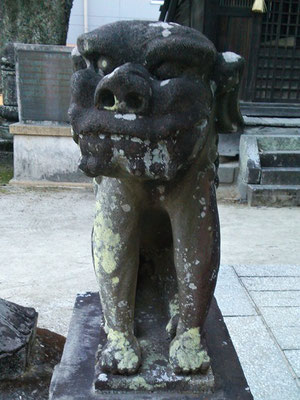 本庄神社の狛犬【吽形】正面の写真