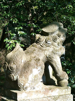湊川社の狛犬【吽形】横から撮影
