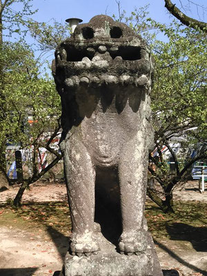 與止日女神社の狛犬【阿形】正面の写真