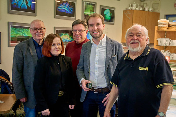 Von rechts: Organisator Manfred Ströhlein, Fotograf Christopher Rau, Bezirksrat Thomas Nagel, stellvertretende Landrätin Christina Flauder und Stadtrat Lothar Seyfferth