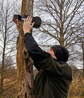 Fotograf Christopher Rau beim befestigen einer Lochkamera