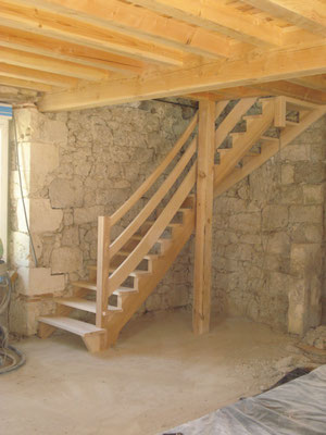 escalier bois avec des lisses
