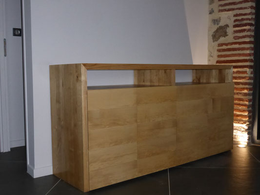 Buffet au design contemporain en bois de châtaignier et d' érable.