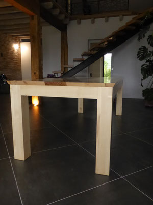 Table à manger créée en bois d' érable sycomore avec un chemin de table en bois de chêne.