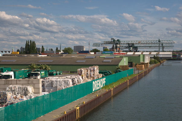 Blick nach Süden über den Kanalhafen,das Containerterminal auf die skyline Dortmunds.