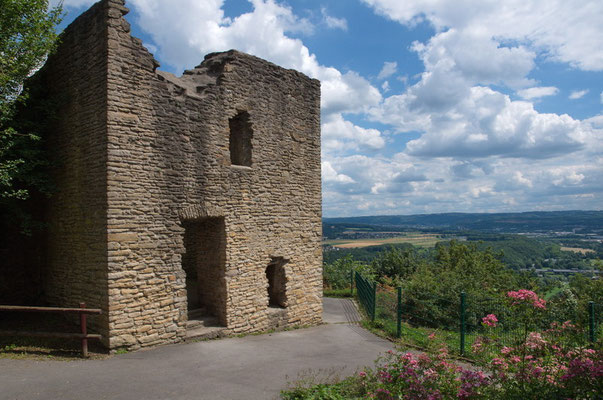 Ruinen der Burganlage Syburg (Blick aufs Ruhrtal)