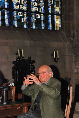 Gottfried von Stockhausen, Gestalter der Fenster von St. Reinoldi, Dortmund  erläutert sein Werk beim TdoD 2007