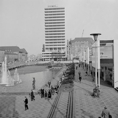  "Hüttenmann" Von Friedel Dornberg 1953 - 1. Standort vor dem Hauptbahnhof (unten links) Quelle: Denkmalbehörde ©