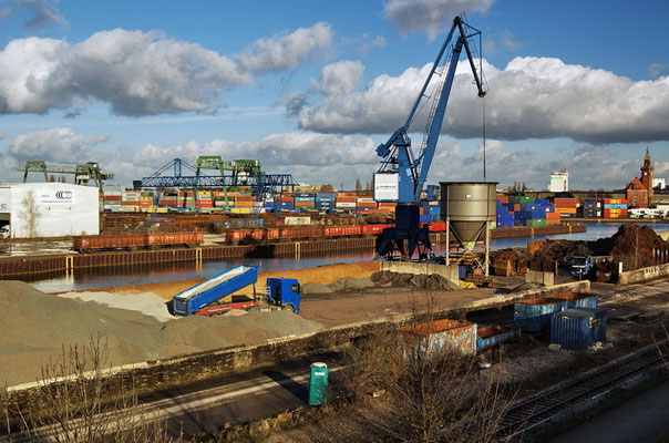 Südhafen mit Blick auf das Containerterminal Dortmund (rechts Altes Hafenamt)