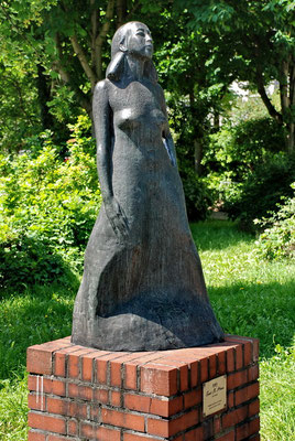 Nachguss der Skulptur der"Sent M'Ahesa" aus dem Jahr 1922. Sent M'Ahesa alias Else von Carlberg war eine lettische Tänzerin. In abenteuerlichen Kostümen, mal mit riesigen Flügeln, mal mit Kopfputz aus Pfauenfedern tanzte sie auf den großen Bühnen Europas 