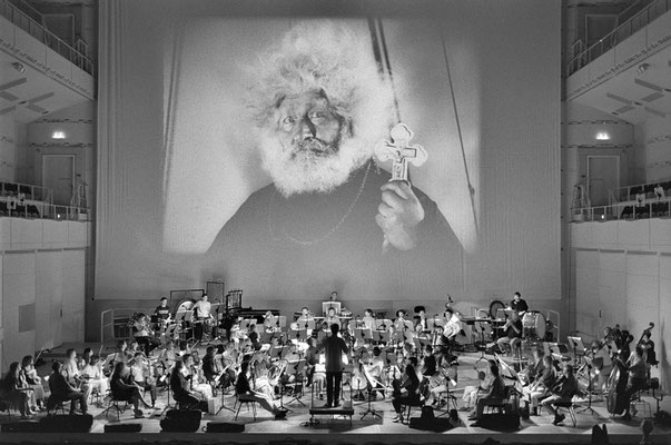 Mark - Andreas Schlingensiepen dirigiert die Bergischen Symphoniker  im Konzerthaus DO zum Film von Sergej Eisenstein "Panzerkreuzer Potemkin"