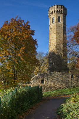 Ruinen der Burganlage Syburg (im Hintergrund Vincketurm)