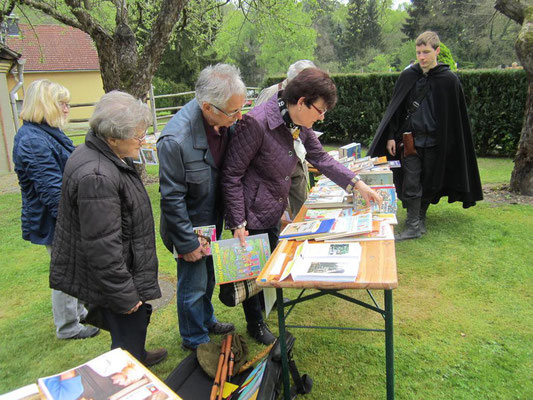 Die Besucher suchten sehr interessiert in den Beständen und kauften Bücher, ...
