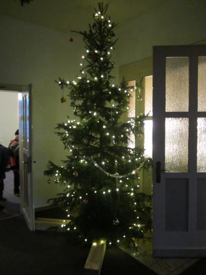 Im Kulturhaus stand ein schön geschmückter Weihnachtsbaum