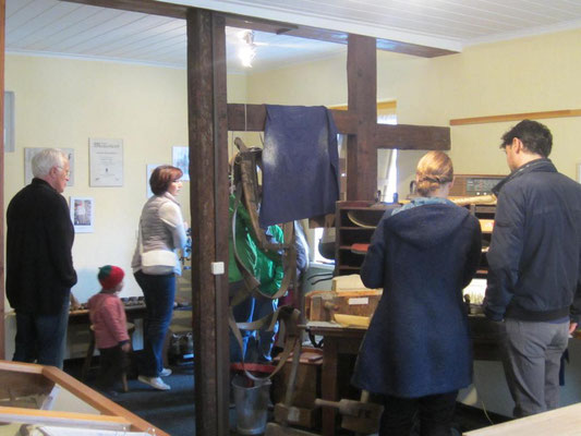 Viele Besucher interessierten sich für die neue Buchbinderwerkstatt