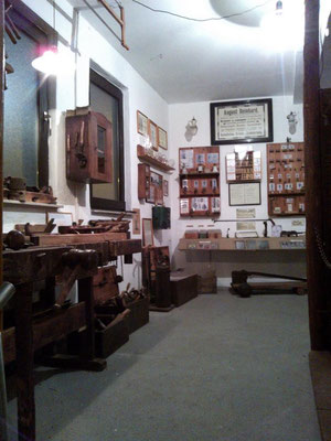 Ein Teil des Wohnhauses ist dem Gräfenhainicher Handwerk gewidmet. Neben einer Tischlerei findet sich eine Schuhmacherwerktstatt und eine Schneiderei.