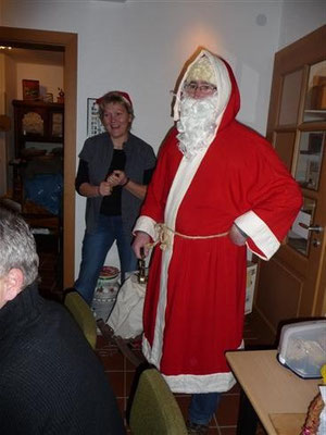 Der Weihnachtsmann kam mit seiner Helferin und brachte Geschenke mit