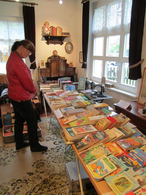 Aufgrund des Wetters befand sich der Bücherstand in der Wohnstube. Einige Bücher fanden einen neuen Besitzer.